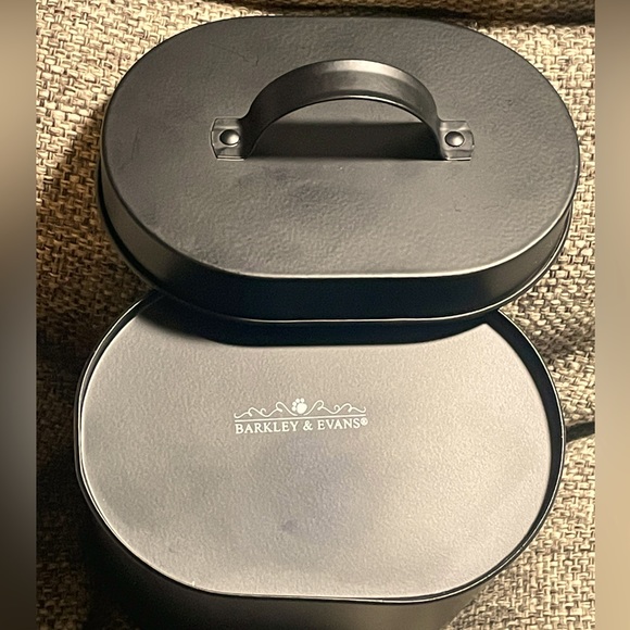 Small Black Lidded Treats Tin - Picture 4 of 6